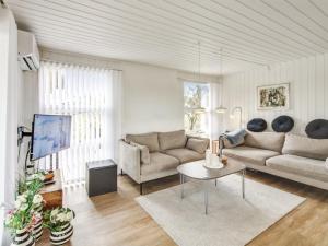 sala de estar con sofá y mesa en Holiday Home Bentine - 400m from the sea in Western Jutland by Interhome en Fanø