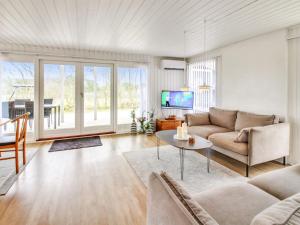 sala de estar con sofá y mesa en Holiday Home Bentine - 400m from the sea in Western Jutland by Interhome en Fanø
