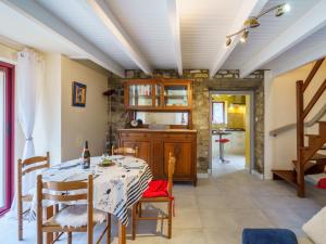 Χώρος καθιστικού στο Holiday Home Penty Landromiou by Interhome