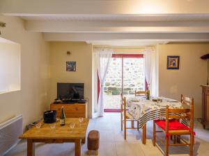 une salle à manger avec une table et une télévision dans l'établissement Holiday Home Penty Landromiou by Interhome, à Crozon