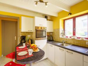 une cuisine avec des placards blancs et un comptoir noir dans l'établissement Holiday Home Penty Landromiou by Interhome, à Crozon