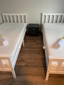 duas camas sentadas uma ao lado da outra num quarto em Ferienhaus Kalle 55180 em Detern