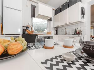una cucina con un piatto di cibo su un bancone di Apartment The Bubble by Interhome a Bad Gastein