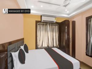 um quarto com uma cama e uma janela em Super Collection O New Town DD Block em Calcutá
