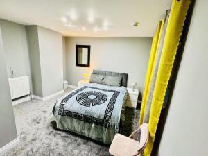 - une chambre avec un lit et une chaise dans l'établissement 4-Bed Full House Stourbridge Birmingham, à Stourbridge
