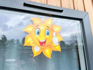 un dipinto di un sole sorridente su una finestra di Holiday Home Sonnenschein by Interhome a Wemding