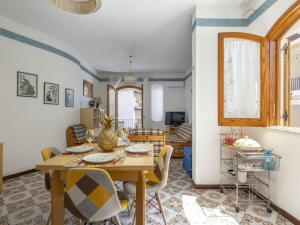 comedor y sala de estar con mesa y sillas en Apartment Atena by Interhome, en Giardini Naxos