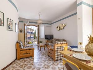 sala de estar con sofá y mesa en Apartment Atena by Interhome, en Giardini Naxos