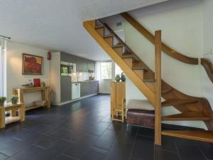 Il comprend un salon avec un escalier et une cuisine. dans l'établissement Holiday Home De Smokkelaar by Interhome, à Simpelveld