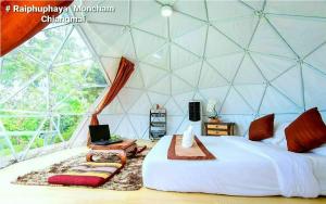 een slaapkamer met een bed in een koepeltent bij ไร่ภูพญา ม่อนแจ่ม เชียงใหม่ in Mon Jam