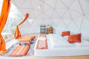 een slaapkamer met een groot bed in een driehoekige kamer bij ไร่ภูพญา ม่อนแจ่ม เชียงใหม่ in Mon Jam