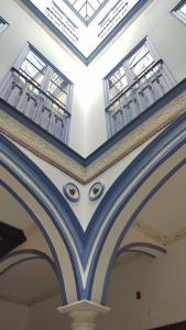 um quarto com tectos e janelas azuis e brancas em Casa Palacio Don Pedro em Sevilha