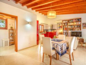 eine Küche und ein Esszimmer mit einem Tisch und Stühlen in der Unterkunft Holiday Home Can Caragoli by Interhome in Alcúdia