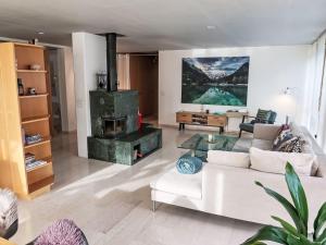 - un salon avec un canapé blanc et une cheminée dans l'établissement Apartment Casa Libelle by Interhome, à Sumvitg
