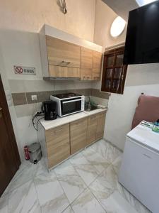 Una pequeña cocina con un microondas en la encimera. en Ano Poli Studios 4, en Tesalónica 26 fotos más