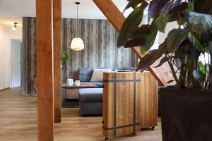 ein Wohnzimmer mit einem Sofa und einem Tisch in der Unterkunft Ferienwohnung Moselallee 5 Sterne in Moselkern