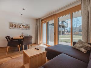 uma sala de estar com um sofá e uma mesa em Apartment Lakeside Luxury Apartments by Interhome em Zell am See