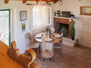 une salle à manger avec une table et une cheminée dans l'établissement Holiday Home Dubrove by Interhome, à Pražnice