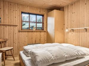 uma cama grande num quarto de madeira com uma janela em Holiday Home Niyazi - all inclusive - 770m from the sea by Interhome em Hals