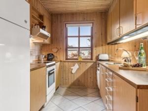 uma cozinha com armários de madeira e uma janela em Holiday Home Niyazi - all inclusive - 770m from the sea by Interhome em Hals