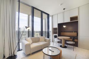 sala de estar con sofá y mesa en Business Travel Ready Studio at Upside Living en Dubái