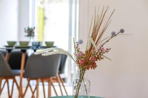un vaso con dei fiori, seduto su un tavolo. di St Marks House, Easton, Great Location, Free Parking a Bristol