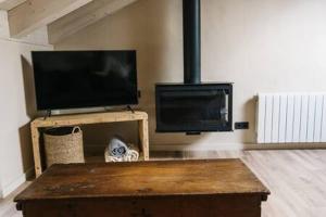 TV a/nebo společenská místnost v ubytování Cal Rus Apartament 3