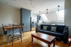 倫敦的住宿－Immaculate 4-Bed House in London，客厅配有沙发和桌子