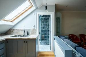 La salle de bains est pourvue d'un lavabo et d'une fenêtre. dans l'établissement Immaculate 4-Bed House in London, à Londres