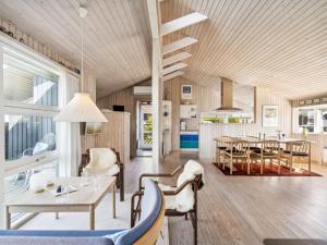 uma cozinha e sala de jantar com mesa e cadeiras em Holiday Home Wehrhart - all inclusive - 125m from the sea by Interhome em Otterup