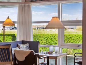 uma sala de estar com um sofá, uma mesa e uma janela em Holiday Home Wehrhart - all inclusive - 125m from the sea by Interhome em Otterup