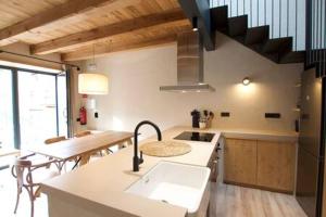 Kuchyň nebo kuchyňský kout v ubytování Cal Rus Apartament 3