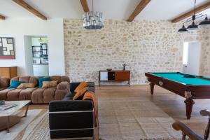 una sala de estar con una mesa de billar en chateau haut gouat, en Vertheuil-en-Médoc