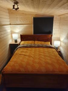 Tempat tidur dalam kamar di The Cabin - a very quiet location