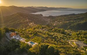 eine Luftaufnahme eines Dorfes auf einem Hügel mit einem See in der Unterkunft Villa Belvedere by Il Leccio Luxury Resort in Santa Margherita Ligure + 4 Fotos
