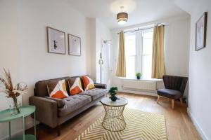 uma sala de estar com um sofá e uma mesa em St Marks House, Easton, Great Location, Free Parking em Bristol