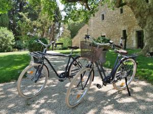 アヴィニョンにあるMas Château Blancの建物の前に隣同士に駐輪した自転車2台