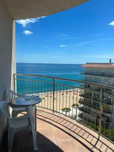balcón con mesa y vistas a la playa en Hotel Aromar en Platja  d'Aro