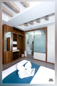 Dieses Zimmer verfügt über ein Bad mit einem Bett und einem WC. in der Unterkunft Hotel Maya Boutique and Apartment, Thamel in Kathmandu