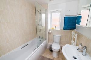 Koupelna v ubytování Modern 2 Bed Flat Free Parking City Centre + 23 fotografií