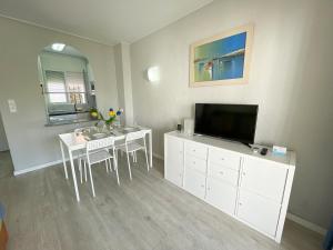Televízia a/alebo spoločenská miestnosť v ubytovaní Apartamentos Tierra de Irta 3000
