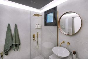 Kúpeľňa v ubytovaní P Faliro Riviera Suite + 37 fotografií
