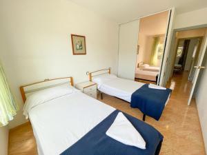 Posteľ alebo postele v izbe v ubytovaní Apartamentos Tierra de Irta 3000