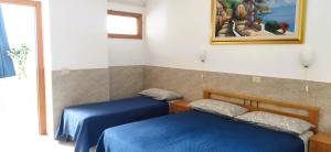 سرير أو أسرّة في غرفة في Hotel Residence Villa Ascoli