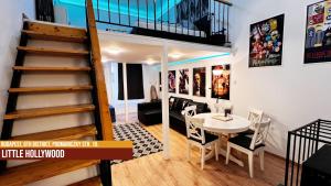 ブダペストにあるLittle Americas Westend Apartmentsのリビングルーム(階段、テーブル、椅子付)