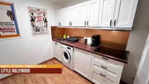 Kuchyň nebo kuchyňský kout v ubytování Little Americas Westend Apartments