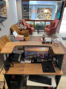 a desk with a computer on top of it at Peradise Hotel in Istanbul