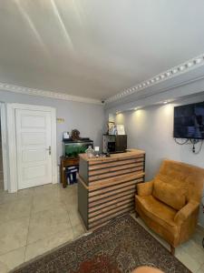 - un salon avec un canapé, une télévision et une chaise dans l'établissement Peradise Hotel, à Istanbul