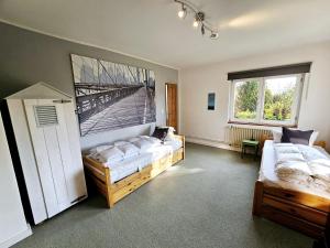 een slaapkamer met 2 bedden en een schilderij aan de muur bij Haus Horizont in Sierksdorf