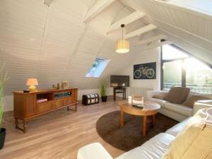 ホールマージールにあるFerien im Wangerland - Haus Wiesenweg - Ferienwohnung 2のソファとテーブルのあるリビングルーム